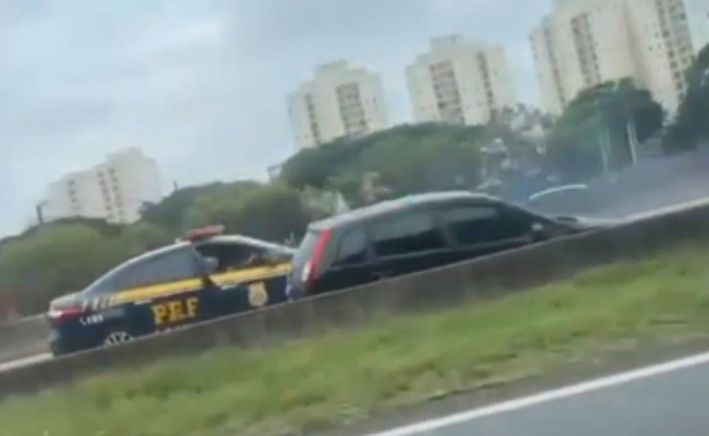 O condutor evadiu-se da fiscalização, desencadeando perseguição e fuga Por volta das 9 horas desta terça-feira (14), a PRF prendeu um homem que estava transportando cocaína na Rodovia Presidente Dutra, em São José dos Campos. Os policiais deram ordem de parada a um Ford Fiesta, porém o condutor desobedeceu e fugiu, exigindo com que os policiais iniciassem uma perseguição pela rodovia. Durante a fuga, o condutor arremessou pela janela do veículo alguns objetos, que posteriormente foram recolhidos e constatado que se tratavam de tijolos de cocaína. Após cerca de 10 quilômetros de fuga, o veículo foi interceptado no km 147 da pista sentido Rio de Janeiro. O condutor foi preso. Foram recolhidos 9 tabletes de cocaína ao longo da rodovia, porém dentro do carro ainda havia um tablete intacto. A ocorrência está sendo encaminhada ao 6º DP de São José dos Campos. A droga ainda será pesada.