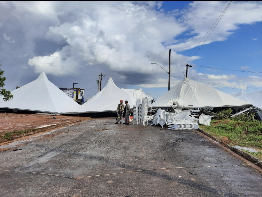 Vento derruba estrutura de evento, arranca árvores e arrasta carros em Taubaté