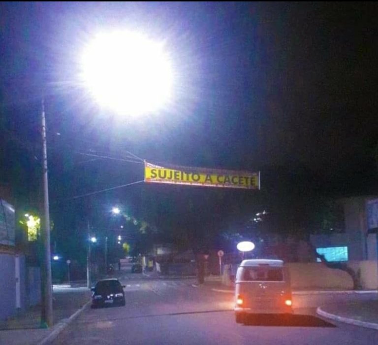 PM retira faixas "sujeito a cacete" de ruas de São José dos Campos