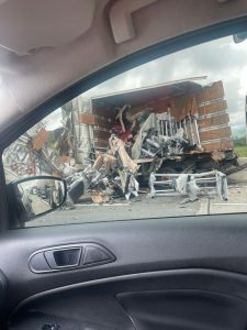 Caminhão tomba na Via Dutra em Taubaté