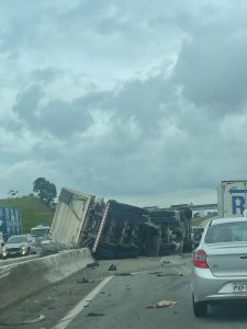 Caminhão tomba na Via Dutra em Taubaté