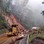 Queda de barreiras interdita totalmente a BR-459 que liga Lorena ao Sul de Minas