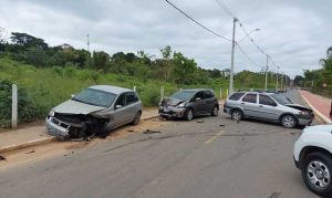 Motorista perde o controle do carro e faz "strike" em veículos estacionados em via de Quiririm em Taubaté