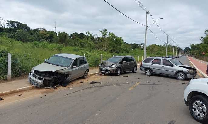 Motorista perde o controle do carro e faz "strike" em veículos estacionados em via de Quiririm em Taubaté