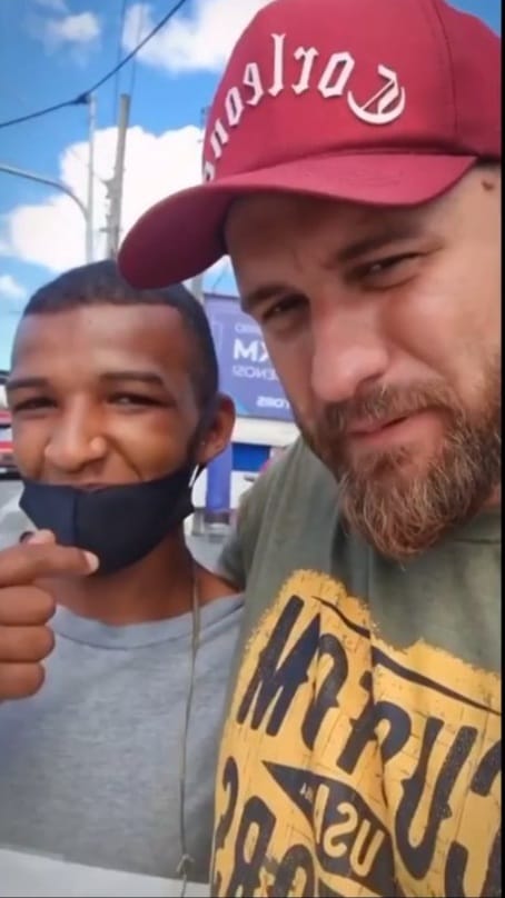 Vídeo: Vendedor dá água e ganha tênis em Taubaté 2 Vendedor dá água e ganha tênis em Taubaté