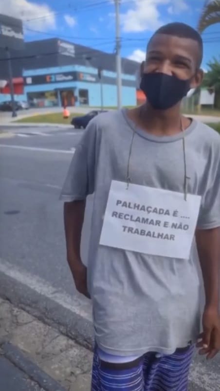 Vendedor dá água e ganha tênis em Taubaté