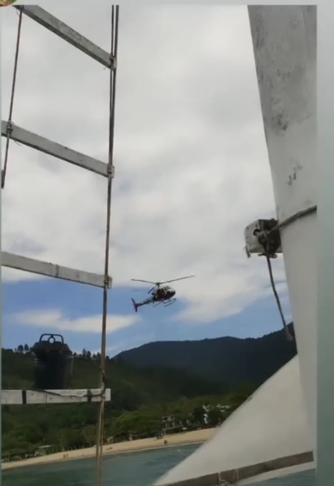 Família em risco de afogamento é resgatada pelo Águia em praia de Ubatuba