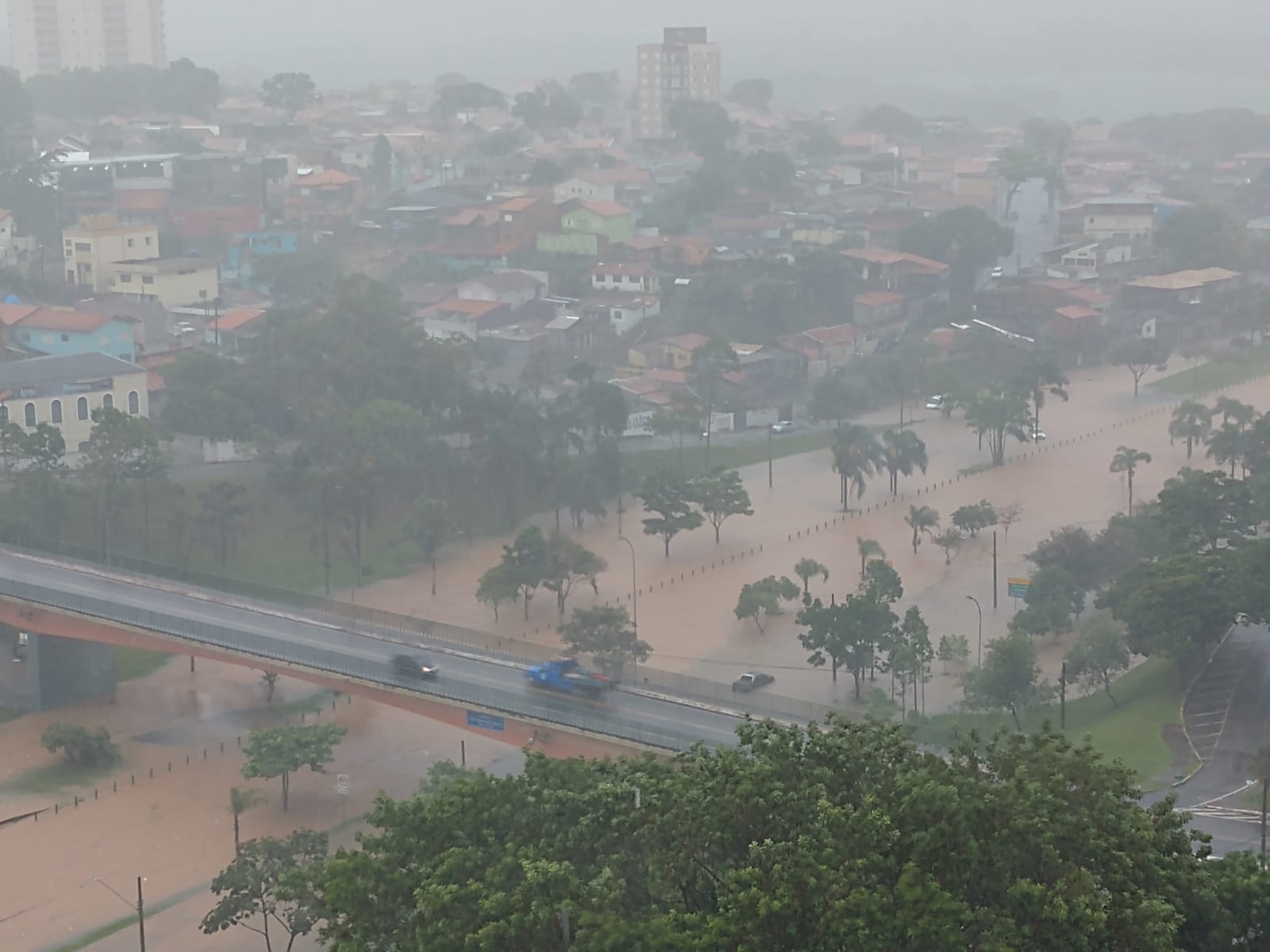 VÍDEO: Temporal em São José dos Campos deixa um rastro de destruição