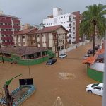 Homem cai dentro de bueiro e é levado pelas águas da chuva em Ubatuba 8 Homem cai dentro de bueiro e é levado pelas águas da chuva em Ubatuba. O homem desapareceu por volta das 17h, desta quinta-feira (30/12), na rua Tomás Câncer, na Paria Grande.