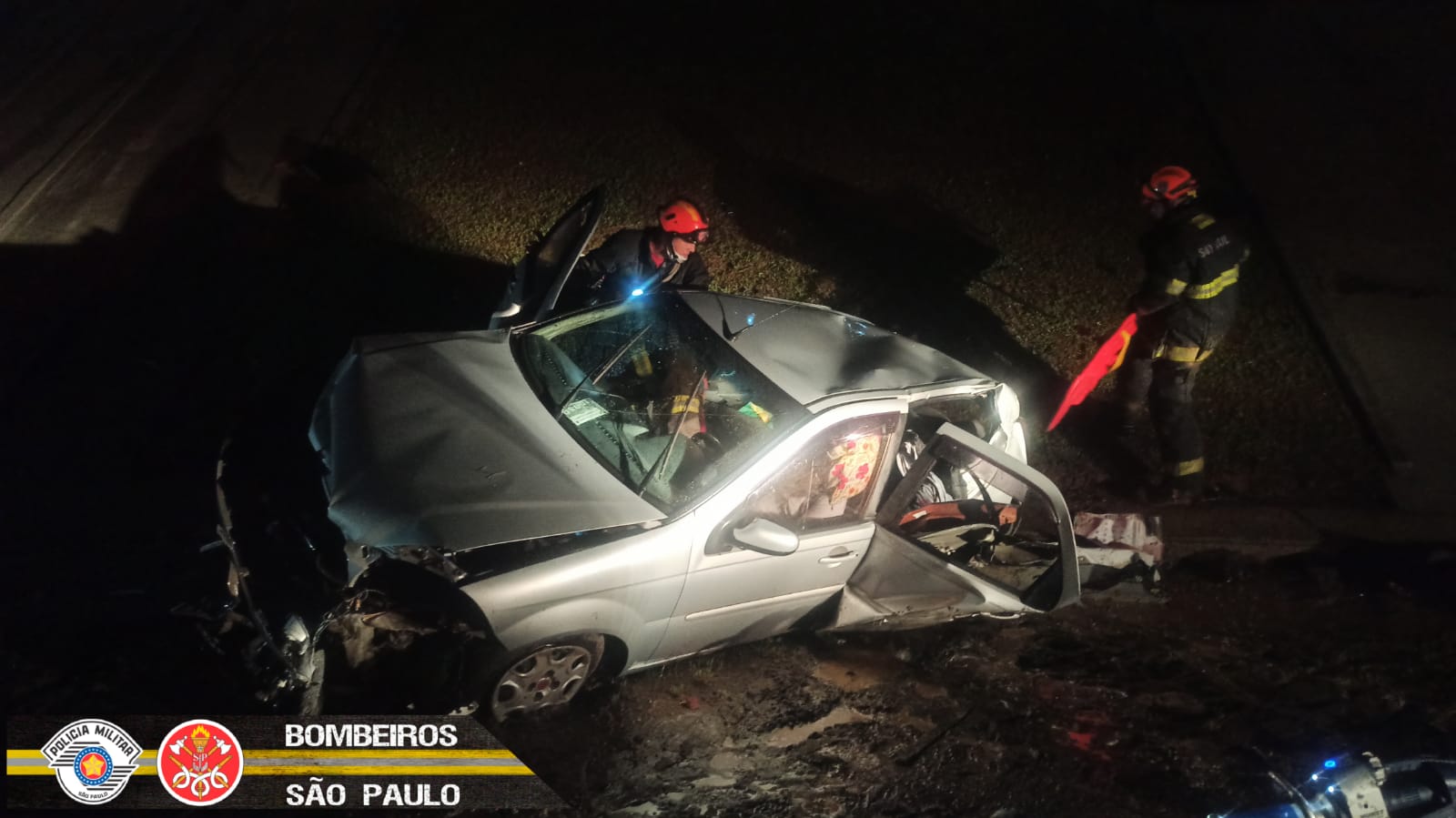 Carro cai de viaduto na Rodovia Carvalho Pinto em São José dos Campos e homem morre