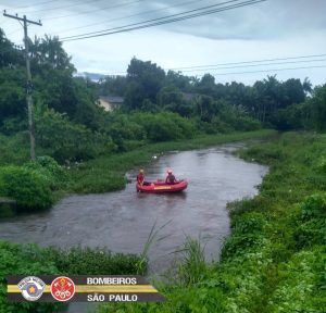 Homem cai dentro de bueiro e é levado pelas águas da chuva em Ubatuba