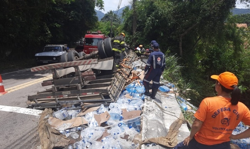 Caminhão capota na Rio-Santos em São Sebastião e motorista morre