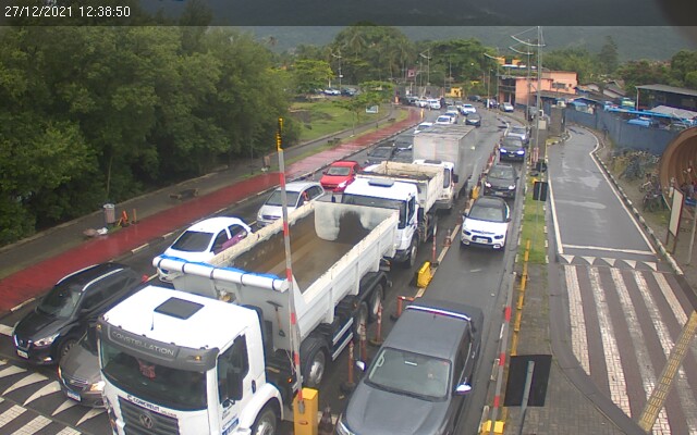 Trânsito na Tamoios e na Oswaldo Cruz, sentido Litoral, é intenso