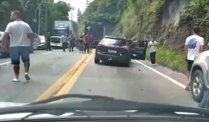 Engavetamento na rodovia dos Tamoios tem 11 veículos envolvidos