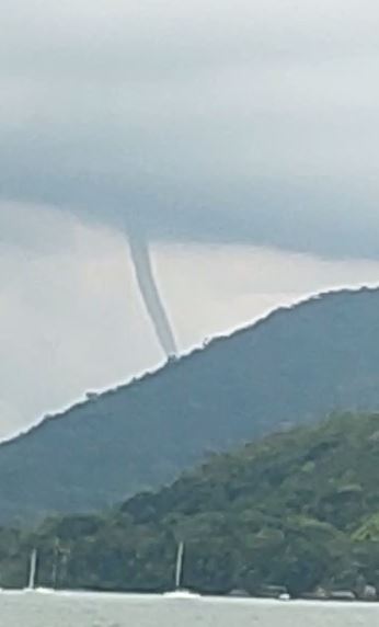 Tromba d'água em Ubatuba é vista entre as praias de Itamambuca e do Félix