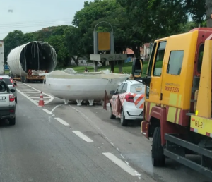 Caminhão bate em viaduto e derruba carga na Via Dutra em Taubaté