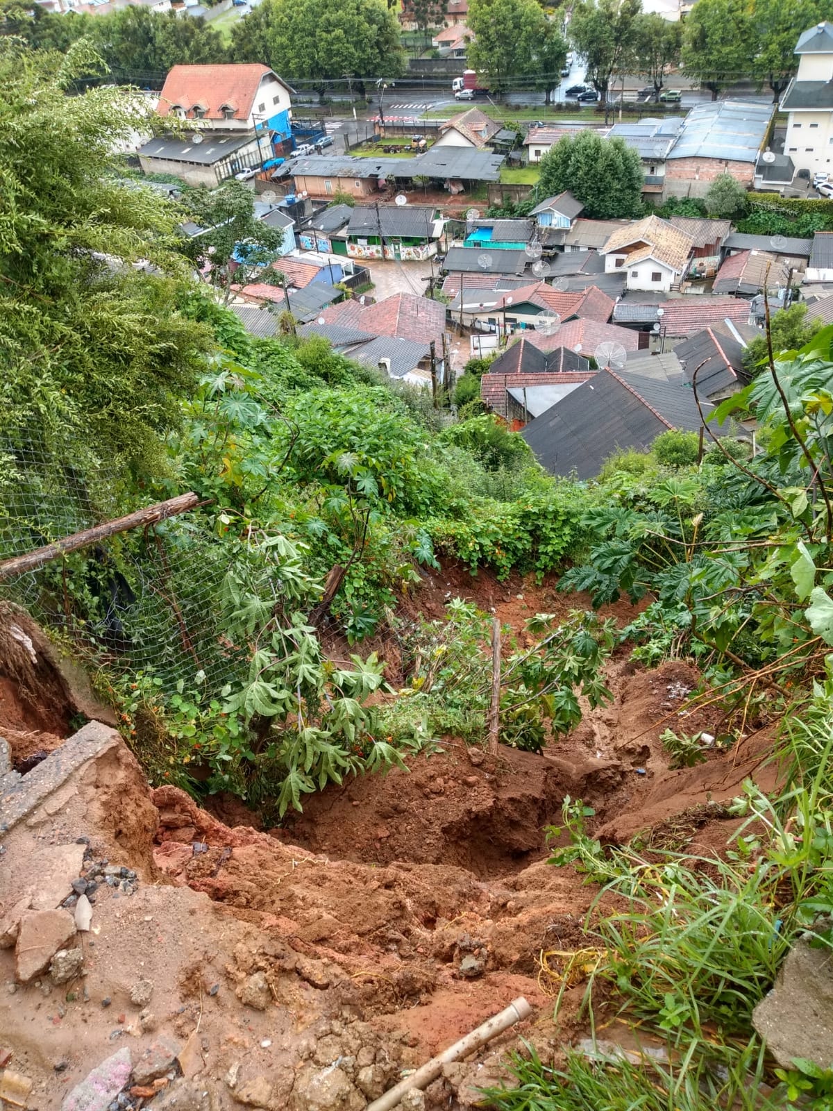 Campos do Jordão tem deslizamento de encostas e está em estado de alerta por causa das chuvas