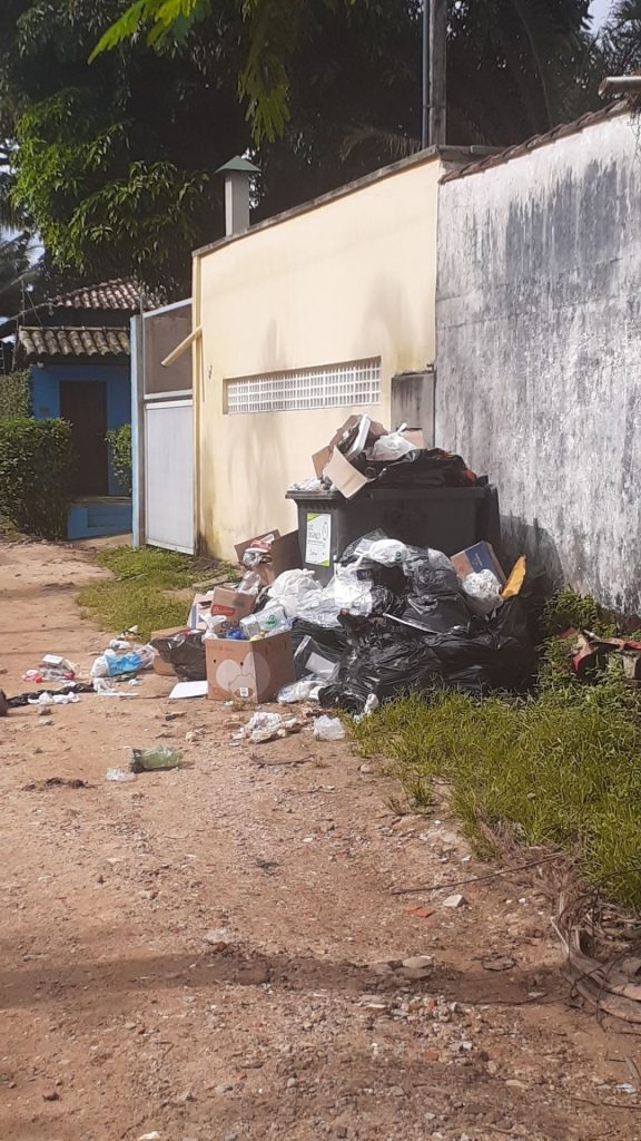 Lixo se acumula nas ruas de Ubatuba