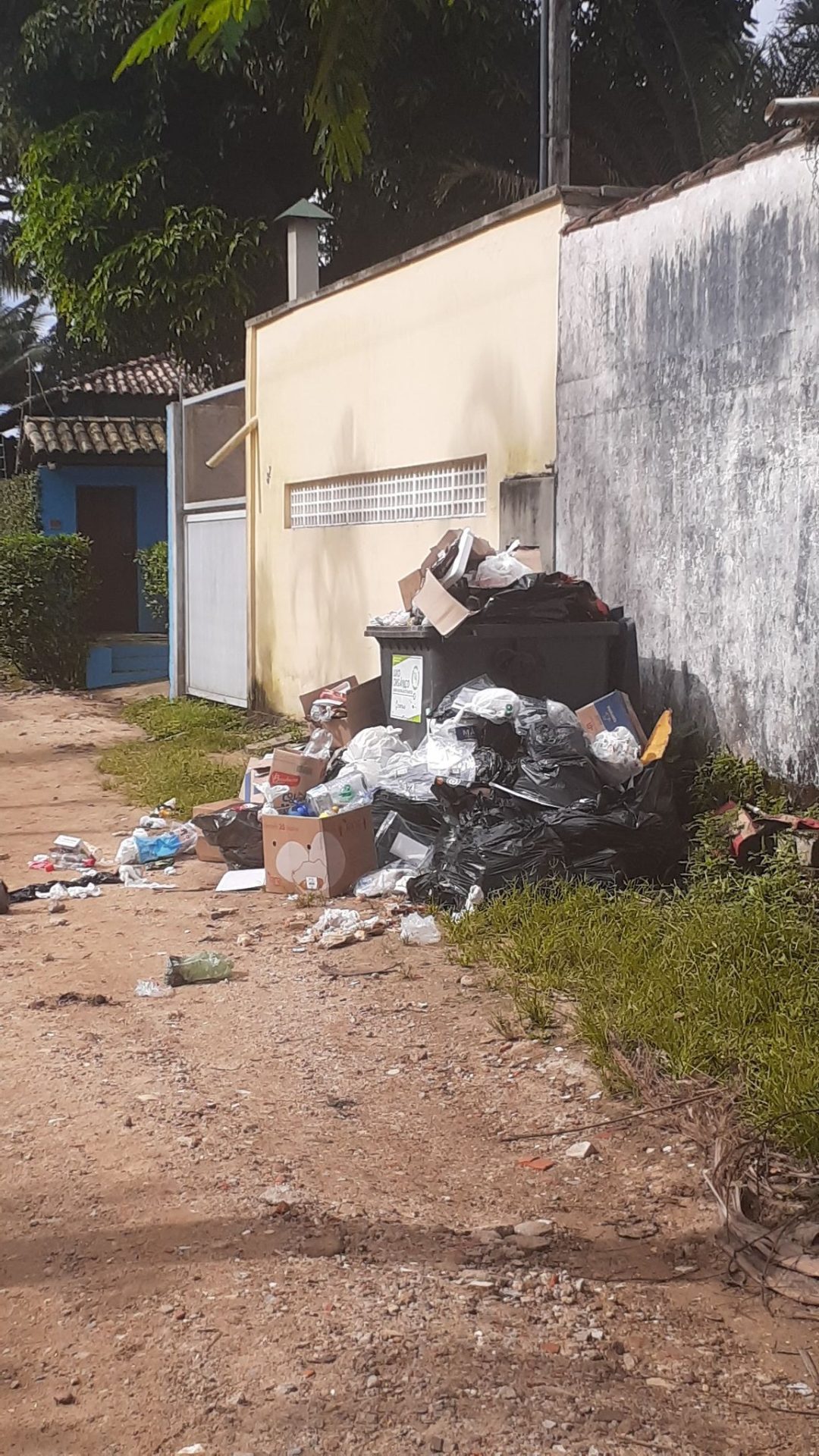 Lixo se acumula nas ruas de Ubatuba