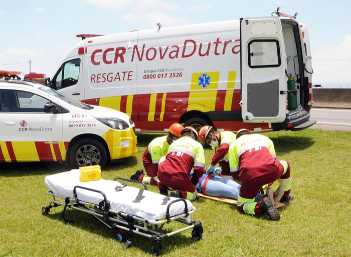 Engavetamento deixa quatro feridos na Via Dutra em São José dos Campos