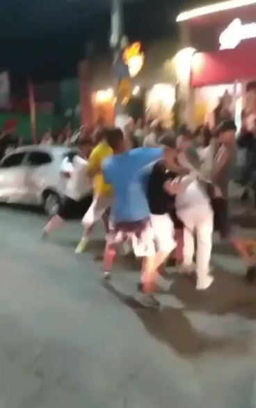 Briga generalizada na Avenida Itália em Taubaté assusta frequentadores. Prefeitura vai limitar horário de funcionamento de bares