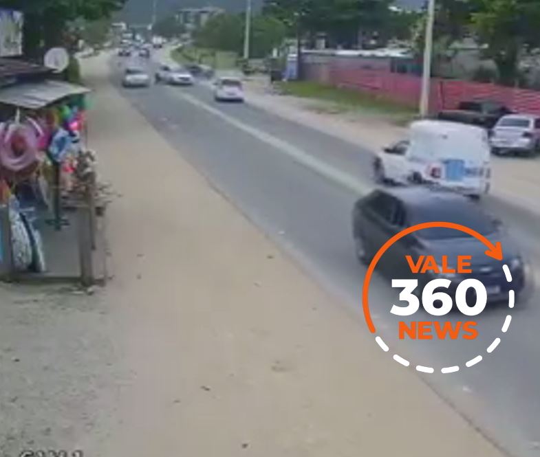 Câmera flagra acidente com três carros na Rio-Santos em Ubatuba
