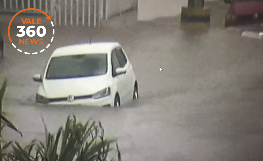 Forte chuva deixa ruas alagadas em Taubaté e carros ficam submersos