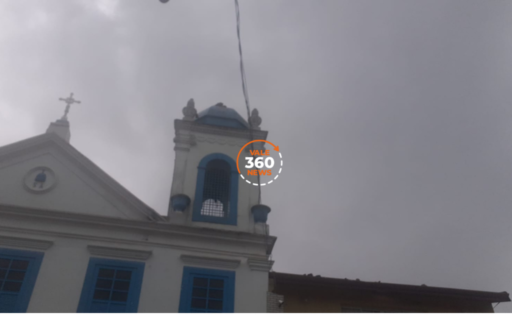 Boia Cross em Taubaté vira atração nas ruas alagadas pela chuva 1 Boia Cross em Taubaté vira atração nas ruas alagadas pela chuva