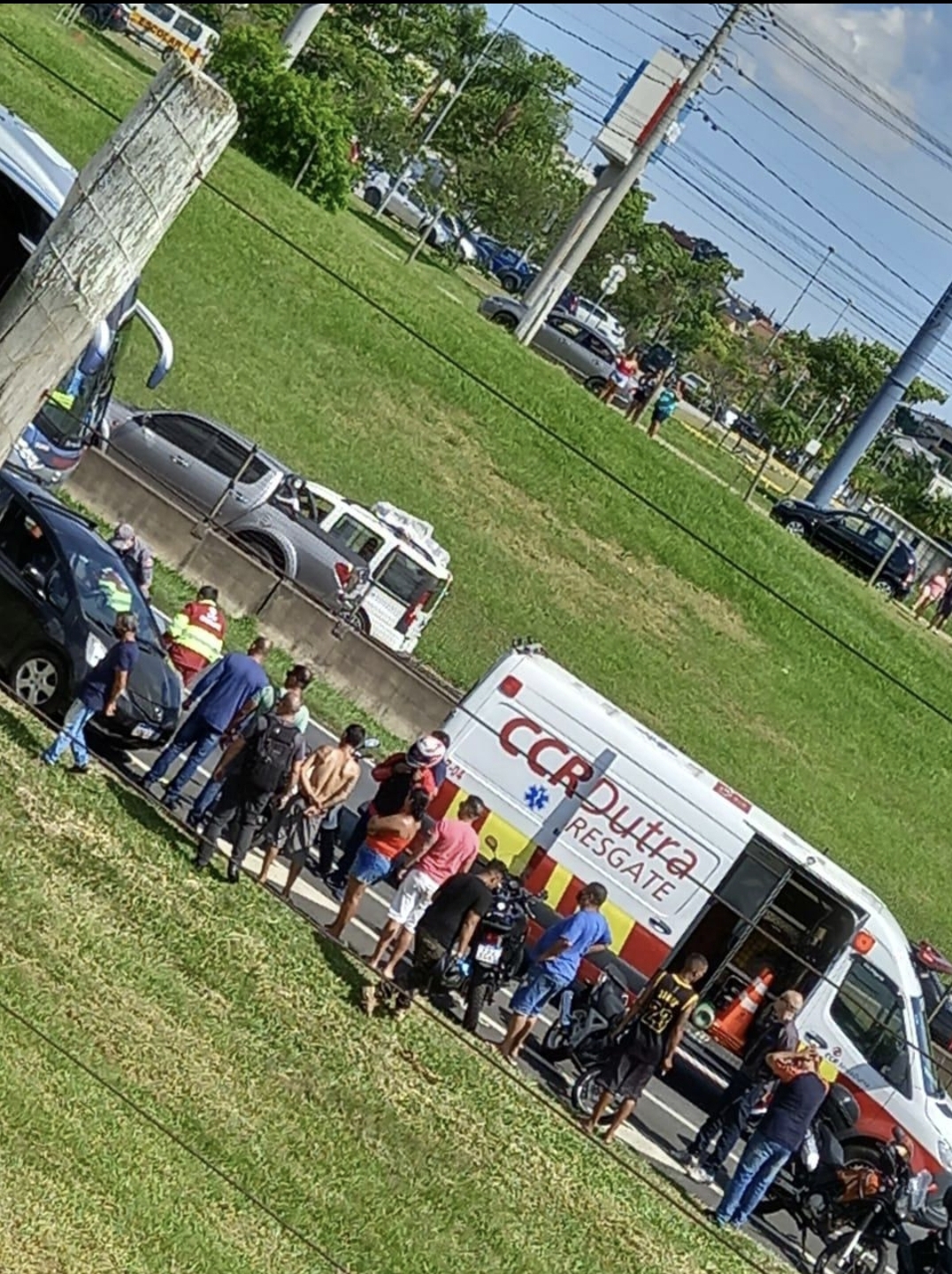 Motociclista é arremessado para a pista contrária em acidente na Via Dutra em Taubaté e morre