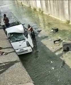 Caminhão cai dentro de córrego em São José dos Campos 