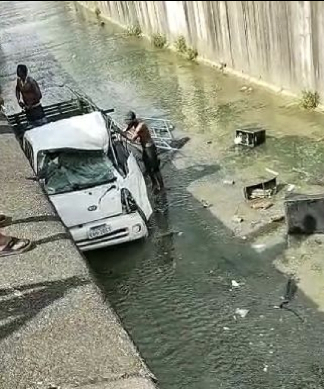 Caminhão cai dentro de córrego em São José dos Campos