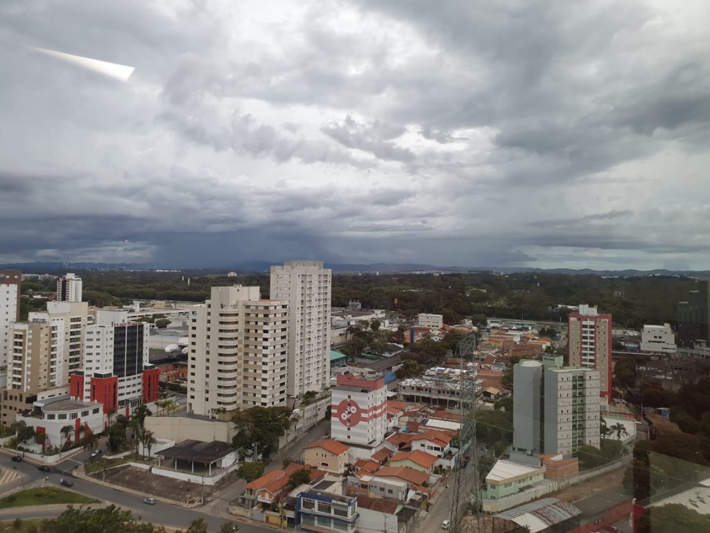 Previsão do tempo aponta muita chuva no Vale do Paraíba e Litoral Norte entre quarta e sábado