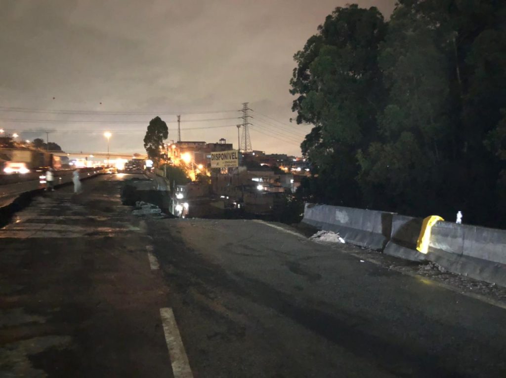 Atenção Pista local da Via Dutra, sentido São Paulo em Guarulhos, afunda e está completamente Atenção Pista local da Via Dutra, sentido São Paulo em Guarulhos, afunda e está completamente