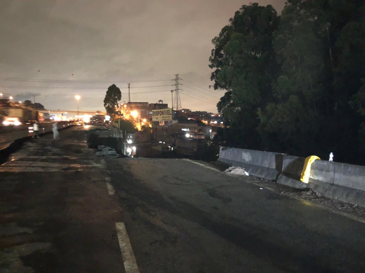 ista local da Via Dutra, sentido São Paulo em Guarulhos, afunda e está completamente interditada