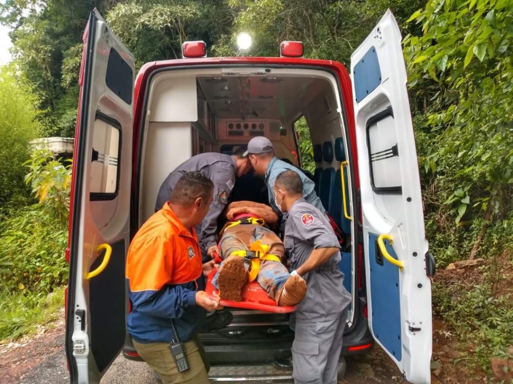 Defesa Civil salva homem em deslizamento de terra em Campos do Jordão