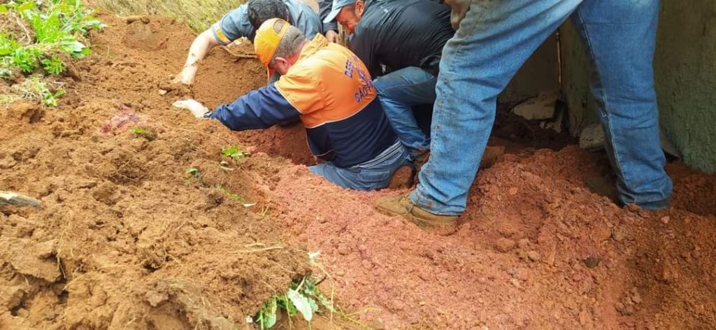 Defesa Civil salva homem em deslizamento de terra em Campos do Jordão