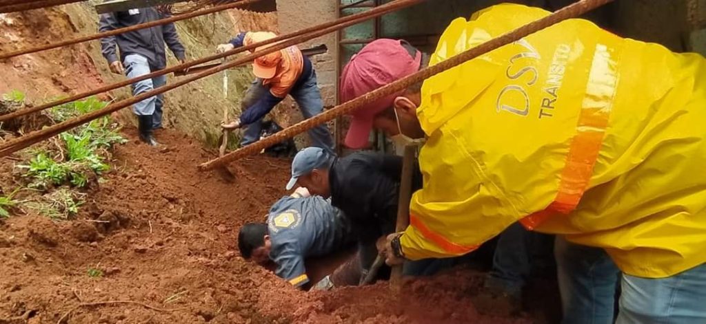 Defesa Civil salva homem em deslizamento de terra em Campos do Jordão