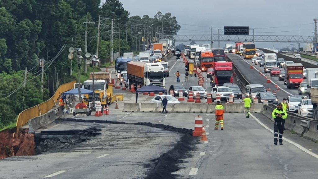 Atenção: Faixa da esquerda da Via Dutra, sentido São Paulo, em Guarulhos é liberada na pista marginal