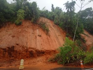 Rodovia Rio-Santos em Ubatuba é parcialmente liberada