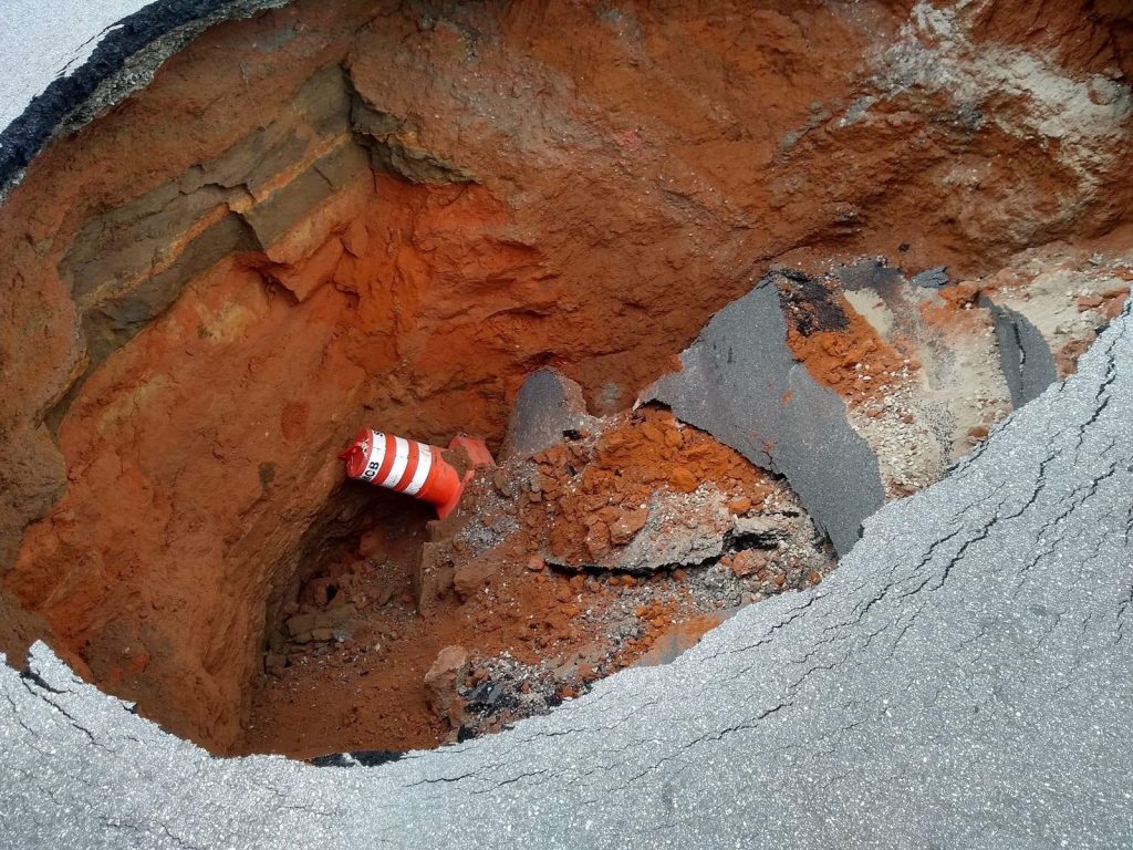 Avenida Dom Pedro I, em Taubaté, está interditada completamente por causa de cratera 