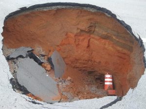 Avenida Dom Pedro I, em Taubaté, está interditada completamente por causa de cratera