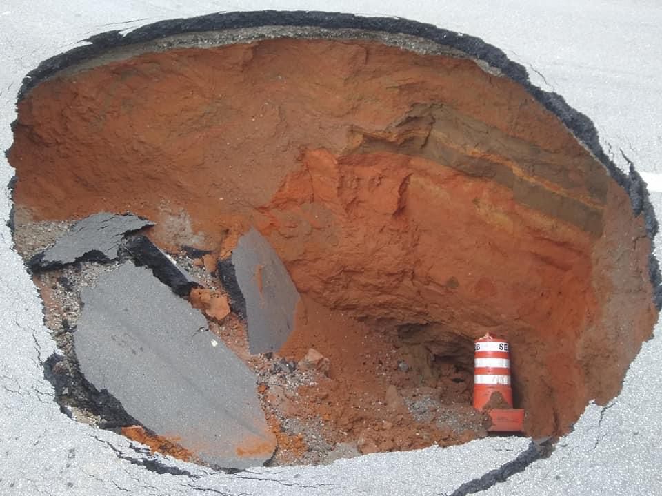 Avenida Dom Pedro I, em Taubaté, está interditada completamente por causa de cratera