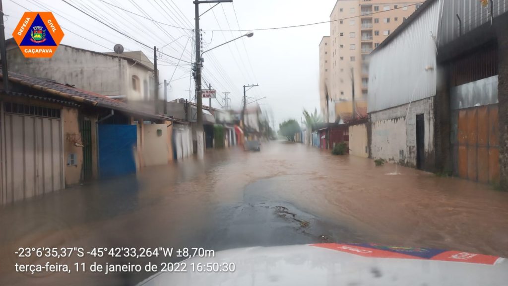 Chuvas causam alagamento em Caçapava