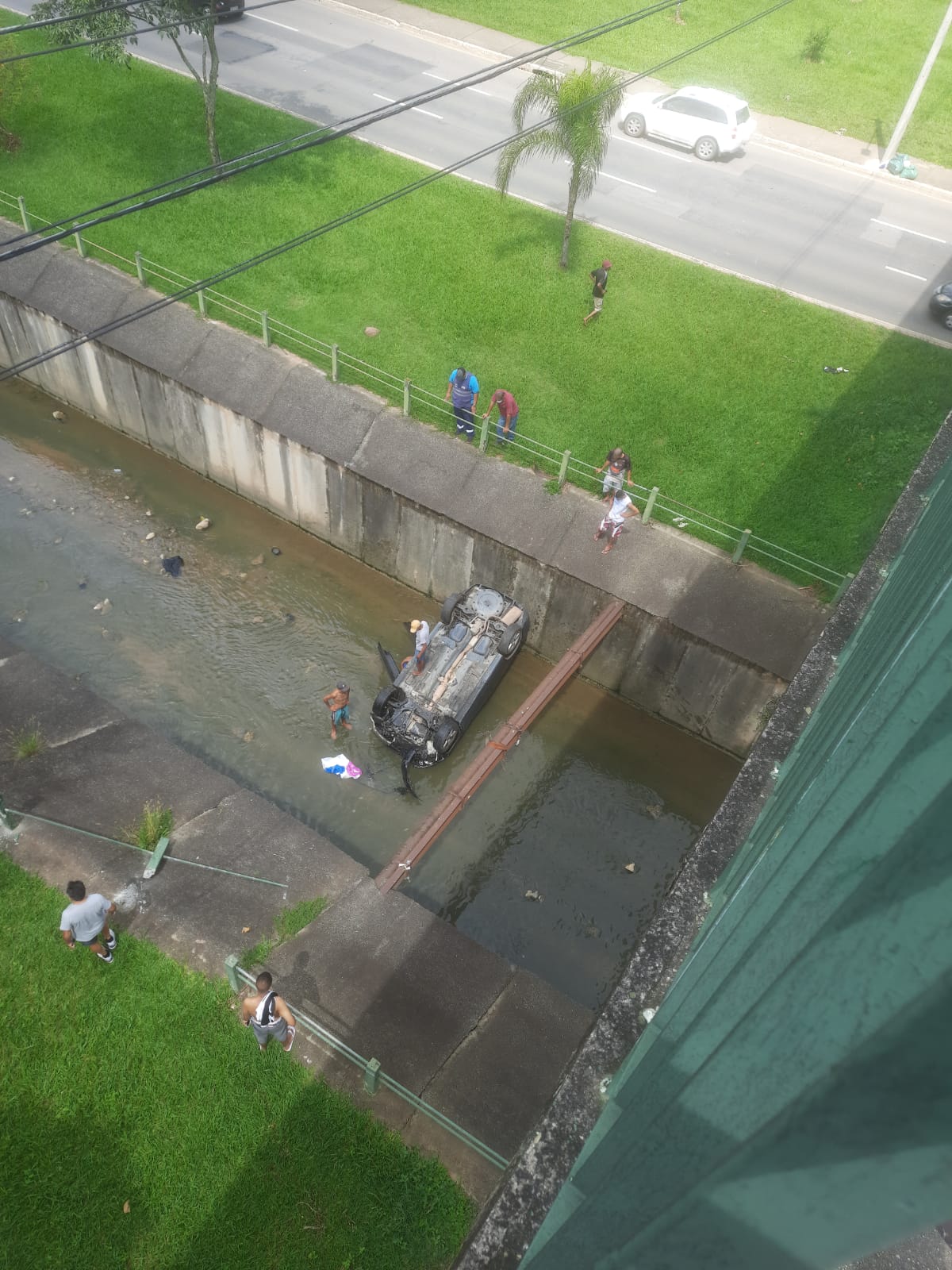 Motorista atropela suspeitos de assalto e deixar cair carro em córrego em São José dos Campos.  A tentativa de assalto aconteceu pela Avenida Teôtonio Villela, em frente à prefeitura.