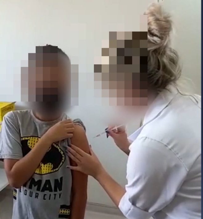 Enfermeira coloca agulha no braço de criança, mas não a vacina em Taubaté