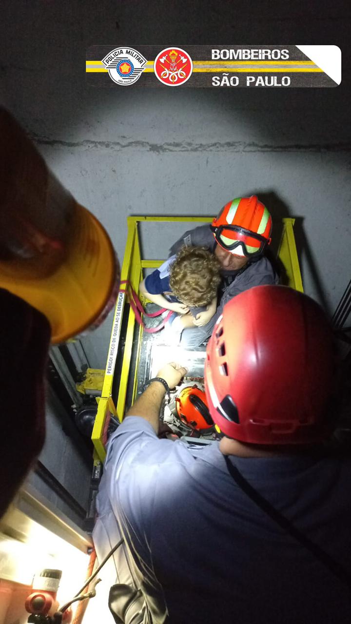 Mãe e filha são resgatadas de elevador em Jacareí pelo Corpo de Bombeiros
