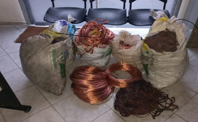 Polícia de Taubaté recupera uma tonelada de cobre e fios dentro de carros de luxo em Tremembé. A ação dos policiais civis de Tremembé e da Deic (Delegacia de Investigações Criminais) de Taubaté aconteceu na terça-feira (11/01), pelo bairro Vale das Flores, em Tremembé, local descrito como de elevada periculosidade pelos policiais.