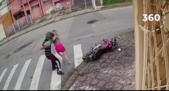 Motociclista rouba celular de mulher em Taubaté
