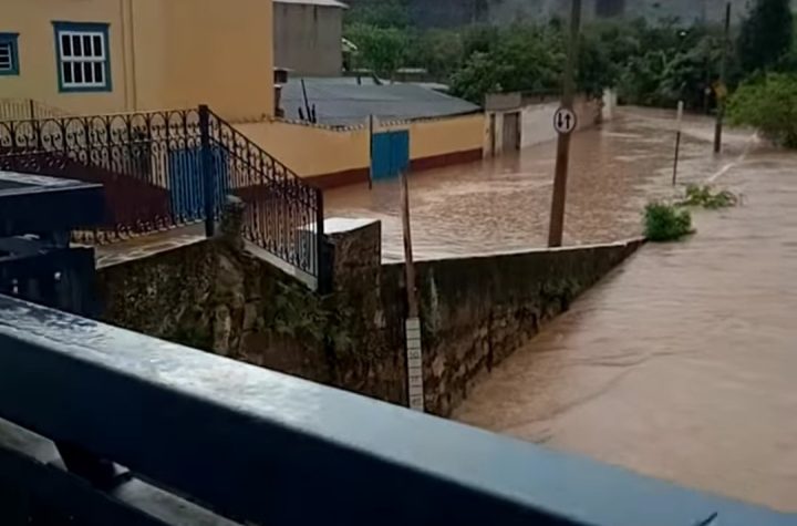 Rio transborda e alagas ruas em São Luiz do Paraitinga. Aulas são suspensas
