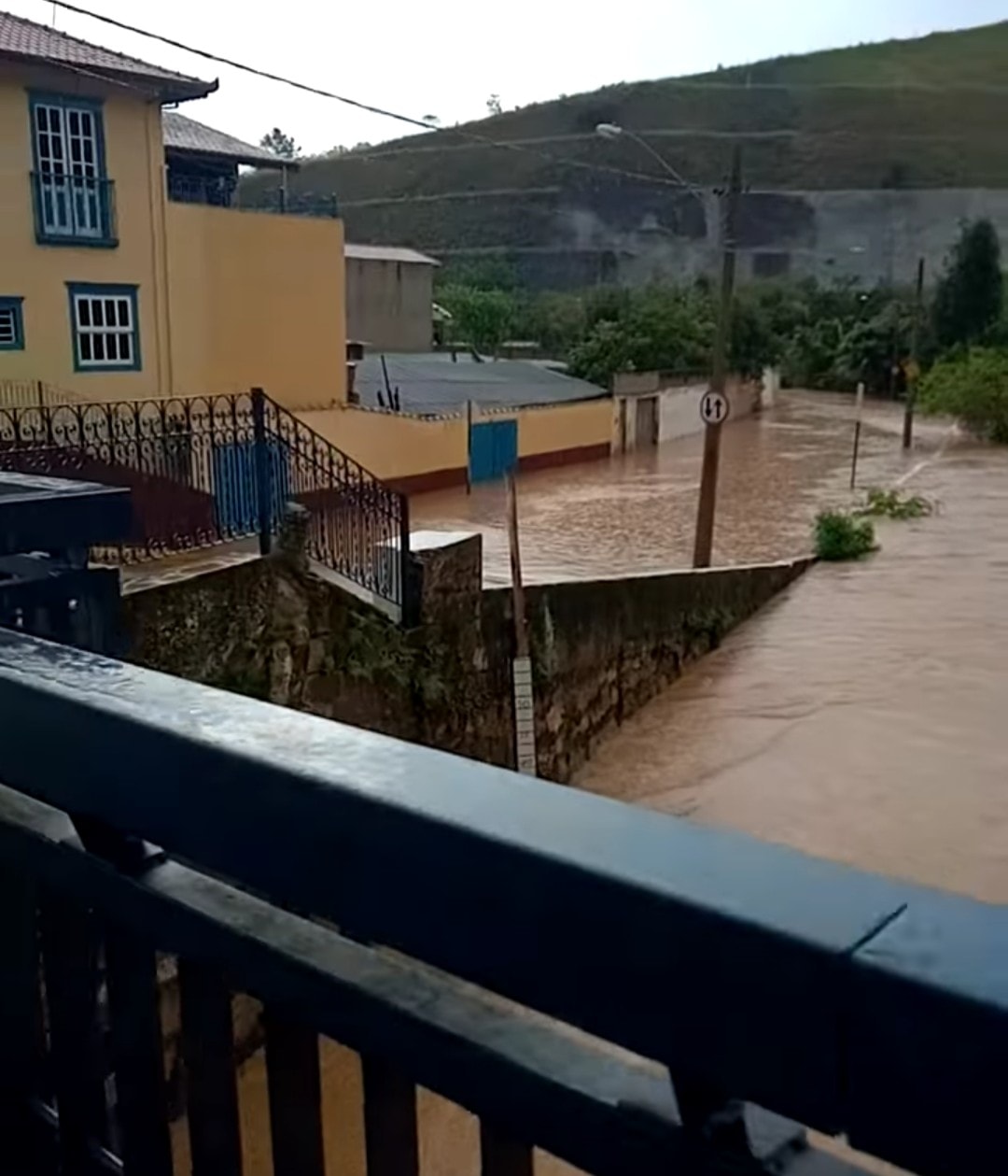 Rio transborda e alagas ruas em São Luiz do Paraitinga. Aulas são suspensas